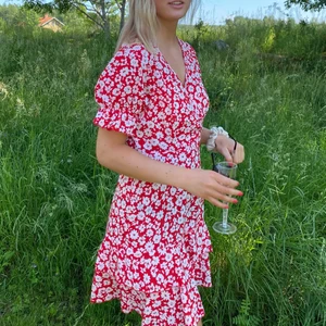 Sommarklänning - Säljer min fina klänning använd en gång på midsommar, dragkedja väl gömd i ryggen, storlek M men sitter bra på mig som vanligtvis har S. Beror på hur tight man vill att den ska sitta!🤍