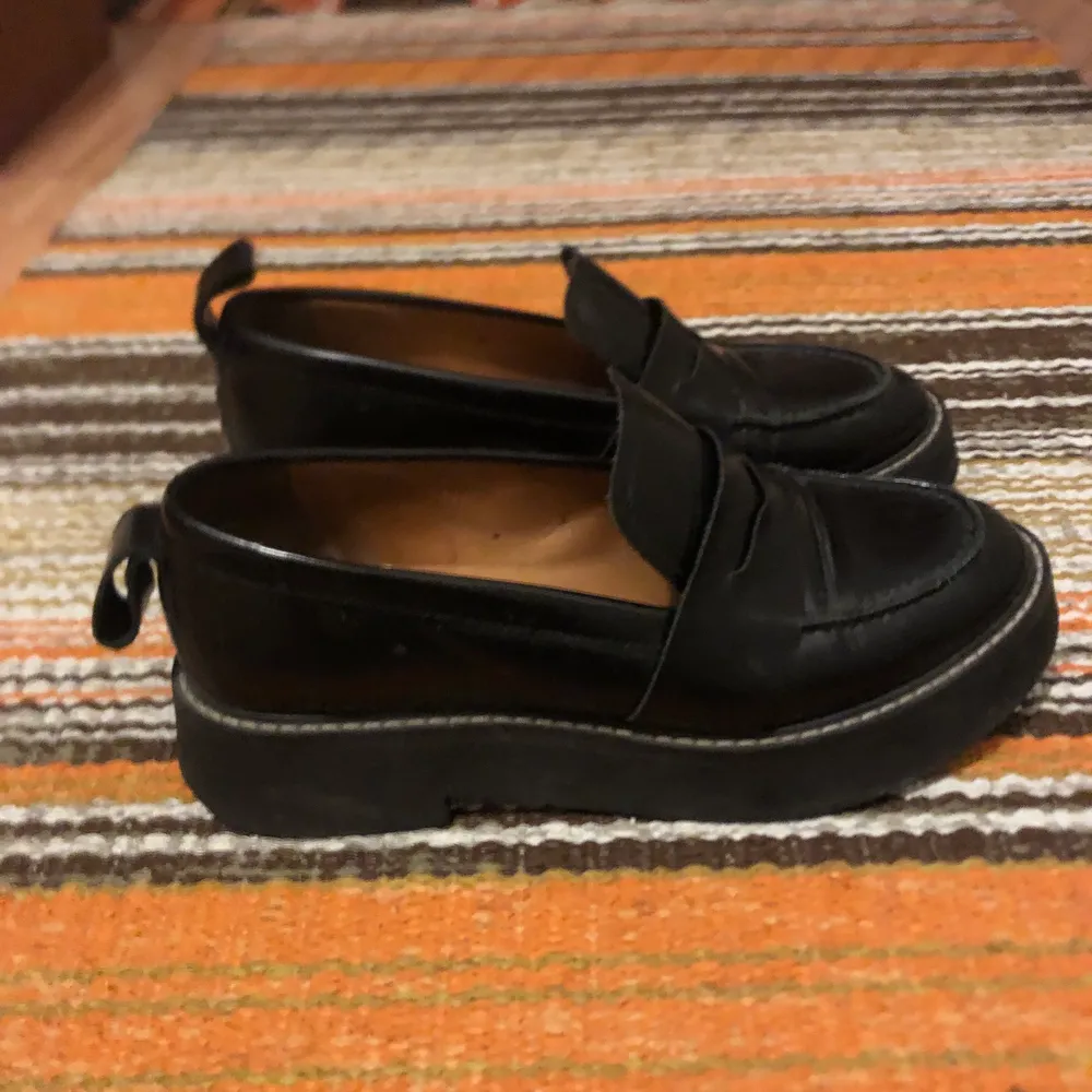 Svarta loafers storlek 38, i använt skick. Skor.