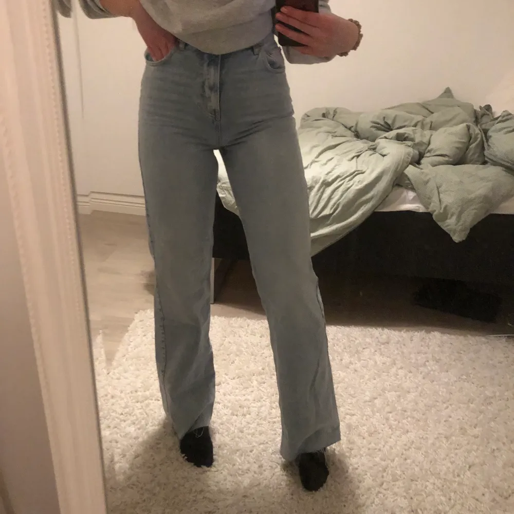 Långa jeans ifrån Gina tricot, går att klippa nere vid anklarna för att passa din längd. Jag är 175cm lång. För stora i midjan för mig. 100kr +frakt eller högstbudande 😊. Jeans & Byxor.