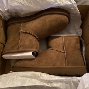 helt nya uggs, storlek 35 - helt nya, aldrig använda! storkel 35. köpte fel färg, därför jag säljer dom. frakten tillkommer i priset!