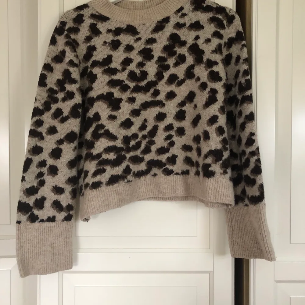 Stickad tröja med leopardmönster från HM. Tröjan är av fin kvalite och är mycket varm o go en kall vinterdag🤍. Tröjan är sparsamt använd och är i fint skick💫. Originalpris är 250kr men jag säljer den för 80kr.. Stickat.