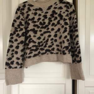Stickad tröja med leopardmönster från HM. Tröjan är av fin kvalite och är mycket varm o go en kall vinterdag🤍. Tröjan är sparsamt använd och är i fint skick💫. Originalpris är 250kr men jag säljer den för 80kr.