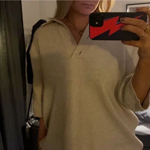 Beige tröja - Beige tröja med trekvarts ärmar💕saknar knapparna men köpt så.