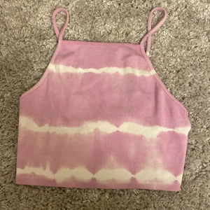 Linne/crop-top - Ett crop-top linne i bra skick bara andvänd en eller två gånger. Linnet är från Zara och är super skön. jag står inte för frakt