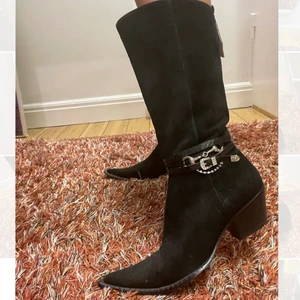 Boots - Säljer mina as coola boots i mocka i storlek 37 men pga formen kan även jag med 39 använda dem. Rekommenderar dock till någon med aningen mindre fötter än mig då de sitter lite tight. De är använda men i mycket gott skick. Meddela för fler bilder eller annan info. 