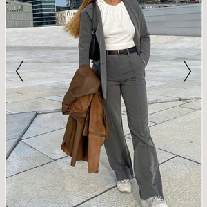 Kostymbyxor med slits - Gråa kostymbyxor från nakd med slits baktill. Samma modell säljer jag även i svart. Passar mig som är 170 perfekt! Säljer då jag inte använder dem så mycket! Slutsålda på hemsidan. Köparen står för frakten❤️