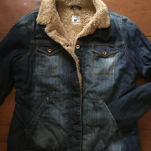 Jeansjacka med teddyfoder / Crocker  - Jeansjacka med teddyfoder crocker stl: M         Fint skick, ej sliten, sparsamt använd.