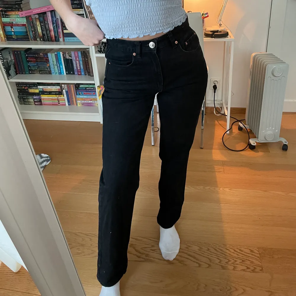 Snygga raka jeans från Gina. Jag är 170 för referens. Dem är knappt använda då jag fick dem i present o har redan ett par.. Jeans & Byxor.