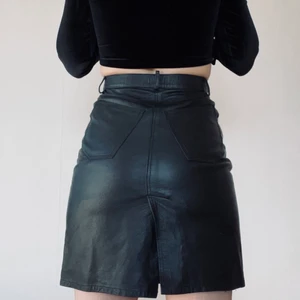 Italiensk läderkjol - Äkta läder i tunn smidig kvalitet. Några små defekter, men inget som stör. Italiensk 44=34/36