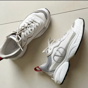 Valentino Sneakers stl 40 - Snygga sneakers från Valentino, stl 40. Garavani. Fint o fräscht skick! Nypris: 7000:/