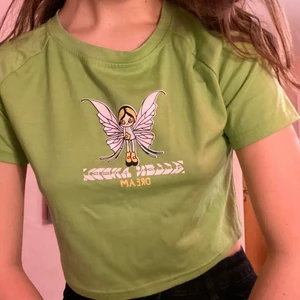 trendig topp - grön trendig topp med en fe. ser överallt på pinterest!!!! jätte skön och gullig.