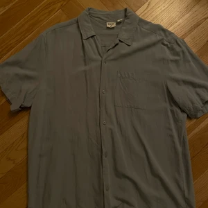 Chimi x hm - Chimi x hm skjorta! Limiterad drop och sjukt snygg i färg och skön i passform! Finns inte att köpa längre… storlek XL, true to size men funkar om man är m-l och vill ha den oversized. 