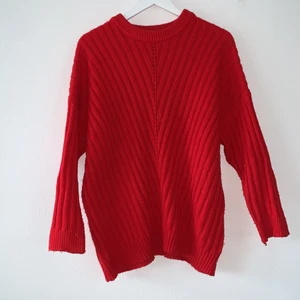 Röd stickad tröja - Oversized, stickad tröja från Mango💓 fint skick, men är några noppror längs ärmarna på insidan. Är ganska dolda men om det önskas kan jag ta bort de innan den skickas🥰 storlek S men passar mig som oftast bär M också. Gratis frakt🥰