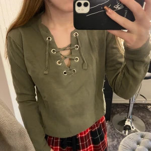 Grön tröja  - Grön tröja, passar perfekt och är i bra kvalite. Kontakta mig vid intresse/frågor. Köparen står för frakten (66kr) & tar endast swish✨