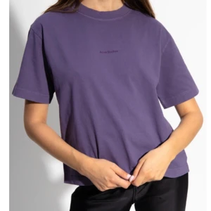 Acne t shirt - Helt oanvänd med prislapp kvar, osäker om jag vill behålla så testar här. Lite oversize men sitter bra på mig som är 1.64 och vanligtvis en S. Inköpt för 1800 kr