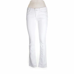 Vita replay jeans - Ett par skitcoola replay jeans ifrån sellpy, som tyvärr var för långa för mig (jag är ca 160). Innerbenslängden är 82 cm och midjemåttet är 78cm. De är bra skick då jag endast provat de, sellpy lappen sitter kvar. Jättecoola fickor med dragkedja! Skriv för mer bilden!💘💘💘