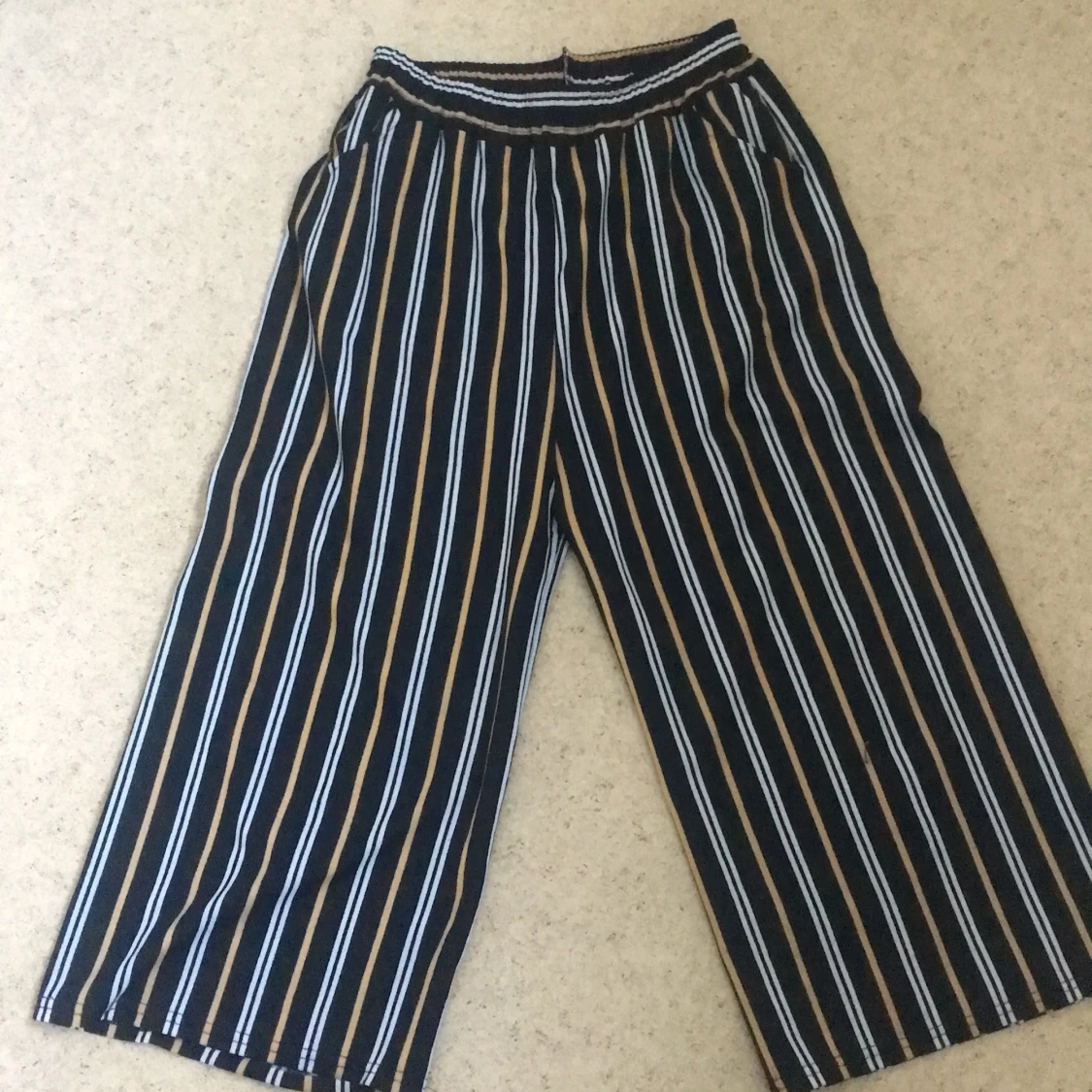 Gul,vit, svarta luftiga byxor 