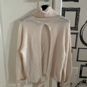 Stickad NA-KD tröja  - En stickad polotröja från NA-KD med öppenrygg och knytning nertill, säljer då jag inte tycker att den passar mig, inte lika genomskinlig som den ser ut att vara på bilden😊 ganska stor i storleken så passar S säkert M också 