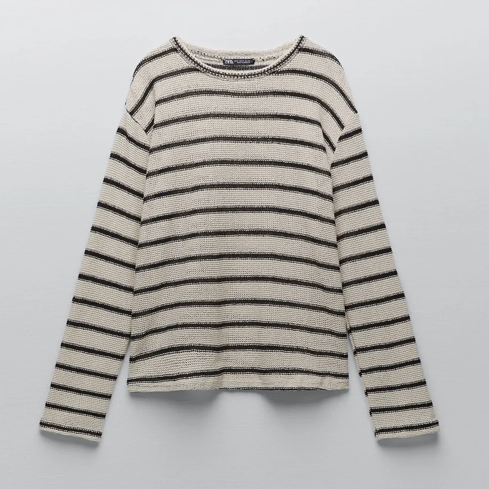 Jätte fin trendig randig tröja från Zara, använder den inte så mycket längre☺️ Den är i storlek S men passar från XS-M. . Tröjor & Koftor.
