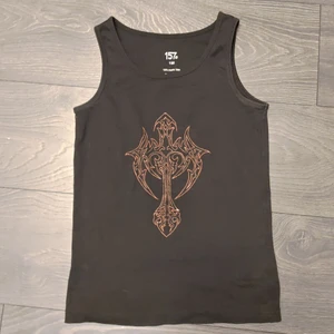 Svart linne i mönster - Jag säljer ett linne i fint skick som jag själv målat. Det är i storlek xs/150. Köparen står för frakt!