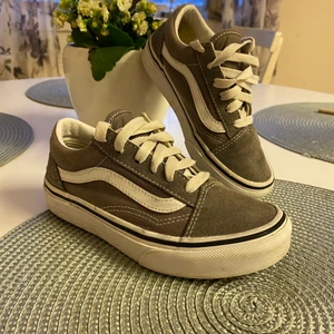 Vans storlek 31 - Obetydligt använda☺️  I fint skick. 