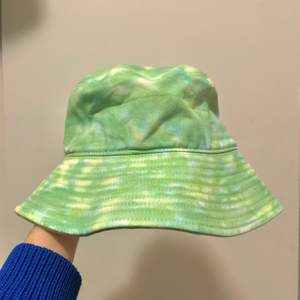 En grön buckethat tie-dye från Vintage Supply. One size. Knappt använd.