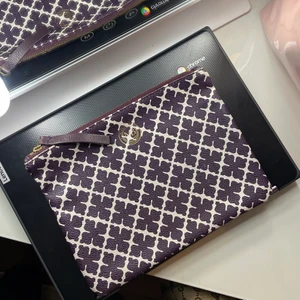 Malene Birger clutch - Malene Birger clutch i ungefär en mörklila färg, nyskick!🤍