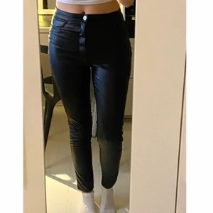 Svarta skinnbyxor - Svarta skinnbyxor från H&M divided som inte kommer till användning. Storlek 38. Skönt material på insidan. Knappt använda och är i bra skick.
