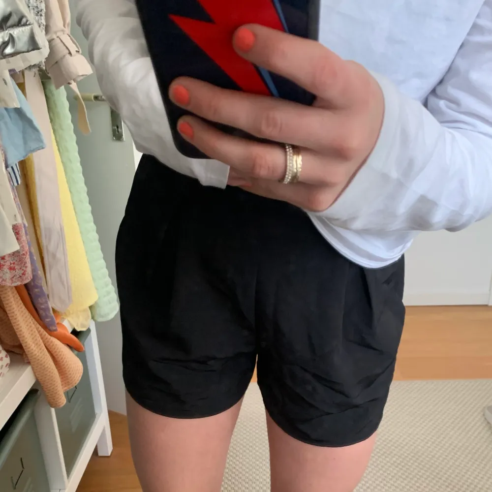 Svarta shorts från Gina i storlek 36 . Shorts.