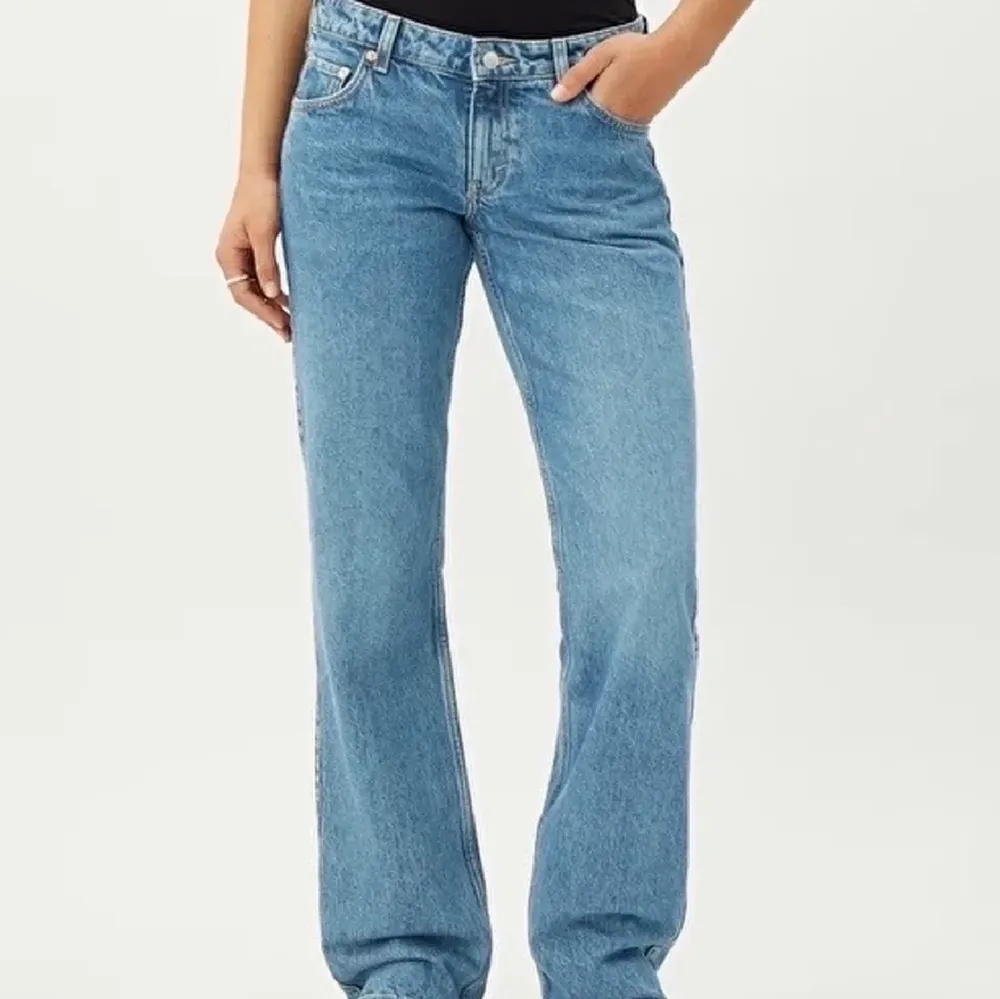Säljer dessa populära weekday jeans som jag köpte i somras, Inget fläckar eller missfärgning, bra använd skick . Jeans & Byxor.