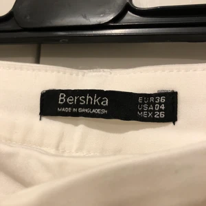 Bershka byxor - Bershka byxor som är super sköna att ha och luftiga till sommaren! Använda en gång lite korta på mig men annars super fina! 