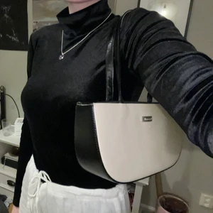 festlig topp i sammet - jättefin topp i svart sammet! klassiskt plagg som lätt går att styla lite y2k med accessoarer eller till en riktigt glammig festoutfit! storlek s och i stort sett oanvänd. fraktas mot fraktkostnad eller så möts vi upp i lund eller malmö! 🖤🖤