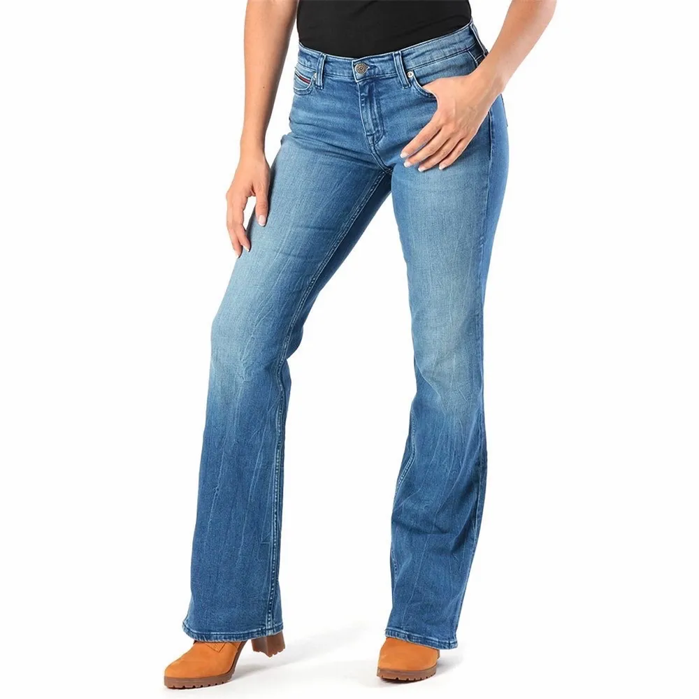 Jeans från Tommy hilfiger i modellen ”mid rise straight bootcut”. Storlek 25x32 men sitter som Small. De är väl använda men i fint skick❤️ nypris 799kr säljer för 200+frakt. Jeans & Byxor.