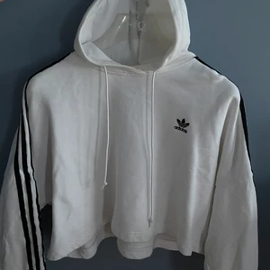 Adidas hoodie - Kroppar adidas hoodie i helt nyskick! Inga fläckar. Fraktar 💛