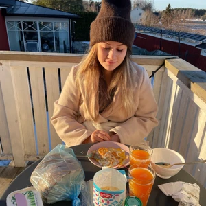 Ursnygg beige/krämvit kappa - Härlig Kappa som är perfekt nu på vinern eller mer mot våren. Passar till alla möjliga olika stilar och olika kläder, alltså lätt att matcha med.🤎🤎🤎             säljes pga flytt och äger för många jackor så får ej plats🧥😫⚡️