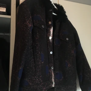 Jacka hm färg päls - Så cool limiter edidition jacka från hm med päls foder! Super coolt mönster och så skön! Storlek s💓 nyskick och frakt står köpte för!