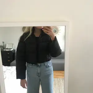 Nearly never used cropped puffer jacket in black. ASOS own brand