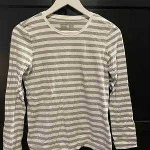 Långärmad bomulls t shirt från märket Muji i storlek S. Kan mötas upp i Stockholm eller står köparen för frakten 🤍🤎🤍
