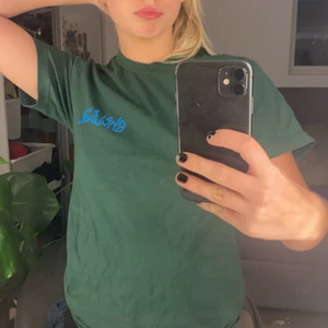 Grön t-shirt m tryck  - Säljer denna balla gröna t-shirt m tyck där bak! Sitter bra på mig som brukar ha S❤️❤️‍🔥köpt i en cool butik i Göteborg när jag va där för några år sen❤️🤞😎