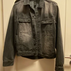 Gråsvart Jeansjacka  - En snygg jacka till våren. Den har fortfarnde lappen kvar o det är inget fel på den. 