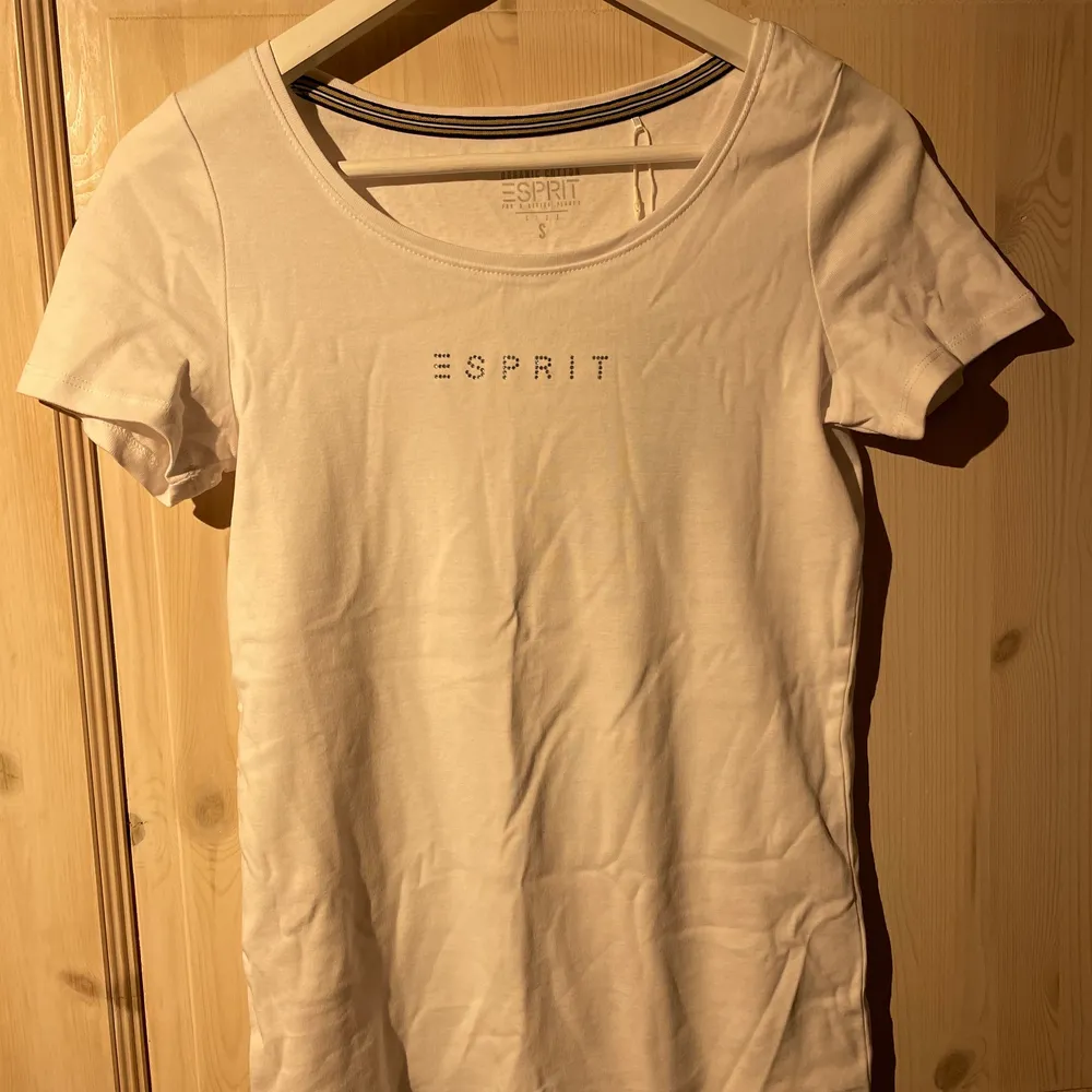 Helt ny t-shirt från märket Esprit. Lapp finns kvar i plagget. Säljer den pga givk inte att lämna tillbaka i butik. Skicka pm vid intresse. Frakt tillkommer. 💗. T-shirts.