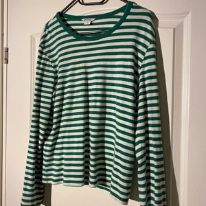 Randig tröja  - Säljer min gröna randiga tröja från Monki 🤎 storlek S men passar M också 😊 Dm för fler bilder! 