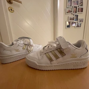 Adidas sneakers - Jättesnygga adidas skor mer guldränder i NYSKICK🪅 Strl. 38