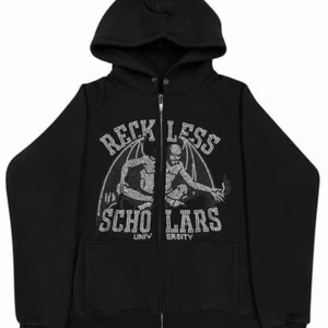 Reckless sholars hoodie - Säljer reckless scholars hoodie i L (passar mig slm är 177). Några paljetter har lossnat men inte många (se bild). Direktköp för 800.