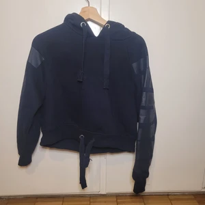 Croppad hoodie - Står "not now" på ärmarna. Mer oversized.