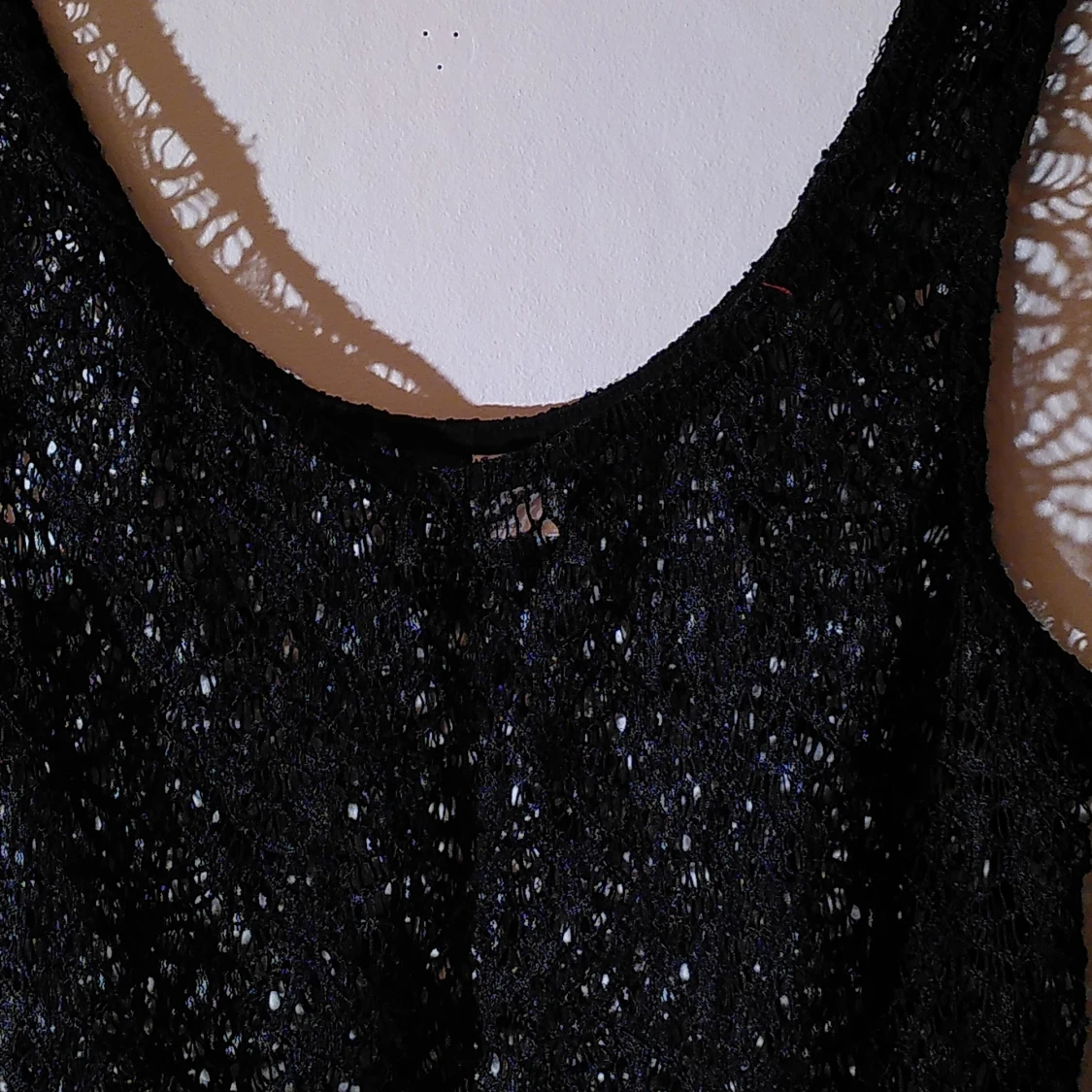 Svart tank-top i hålspets - 90