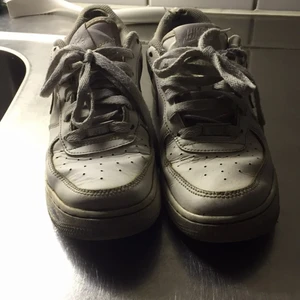 Nike air 1 storlek 38 de e slitna - Dem e för små för mig jag ska vätta de men de är lite sönder i hälen.