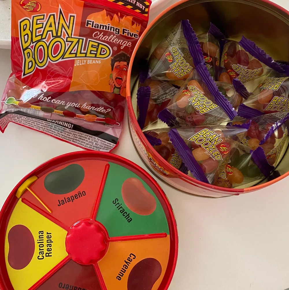 Helt oöppnad Bean boozeld jelly Beans Hot spel, allt finns kvar och allt fungerar, beställde hem fel och kan inte skicka tbx man får med allt som är på andra bilden🤍 kom privat för mer information osv,, säljer för 180+frakt (pris kan diskuteras LITE) . Övrigt.