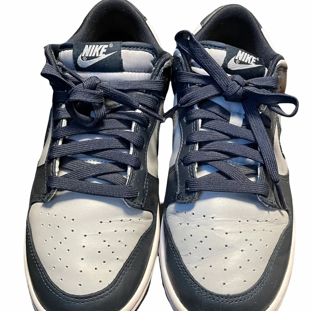 Nike Dunks Low Georgetown, köpta i höstas för 1750kr. Superfint skick då de knappt är använda, första bilden visar färgen bäst😁😁. Skor.
