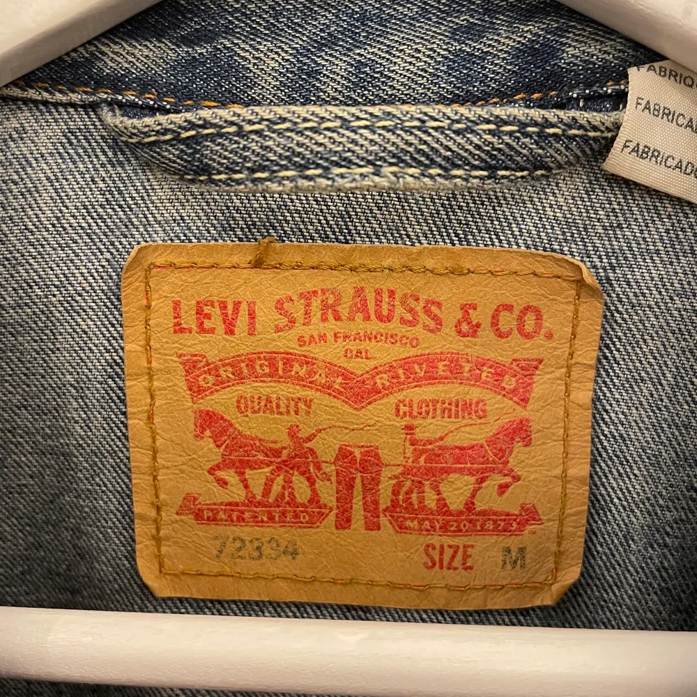 Blå jeans jacka i märket Levis, knapp använd och i väldigt bra skick!. Jackor.
